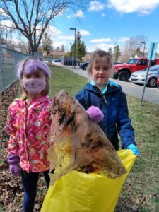 deux enfants montrent les déchets ramassés