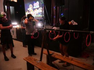 Des élèves s'amusent avec des glow sticks